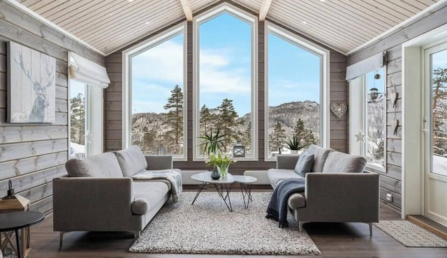 Modern cabin near Maldalsvatnet and Reinsnuten