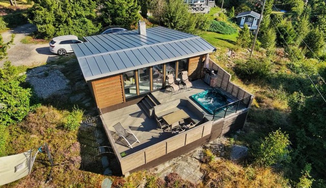 Modern Cabin with Jacuzzi and Stunning Sea View in Råde