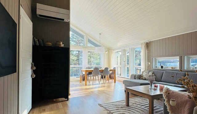 Modern cabin with a short walk to the sea in Skjærhalden