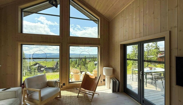 Modern cabin with ski-in/out near Birken trails