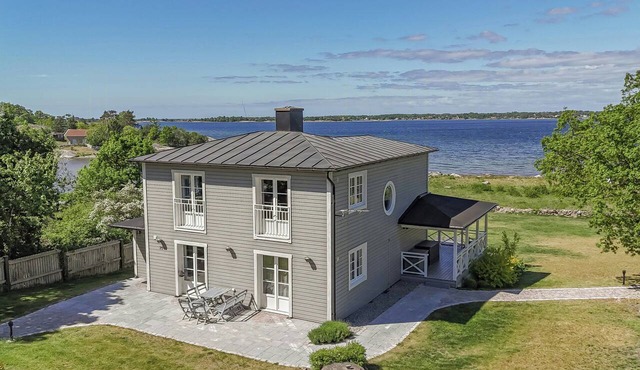 Modern holiday home with view and boat in Aspö