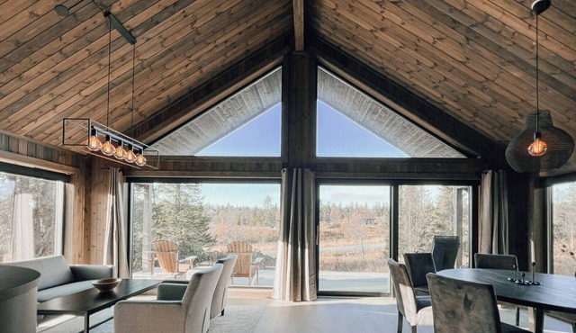 Modern mountain cabin near Syningtoppen