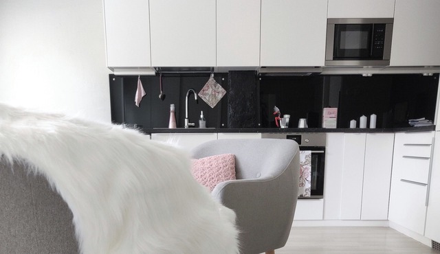 Modern Scandinavian home with free parking, easy city centre & airport access in Helsinki