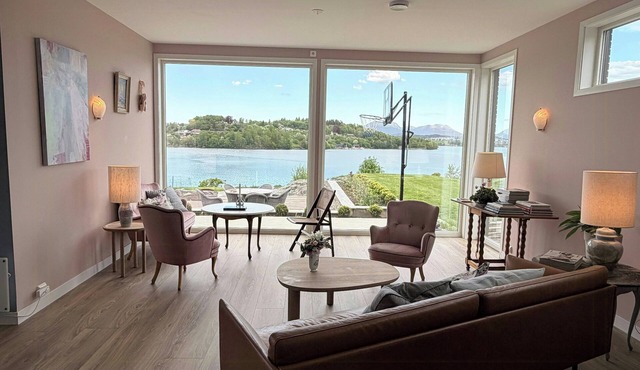 Modern seaside house by the shore in Sunnmøre