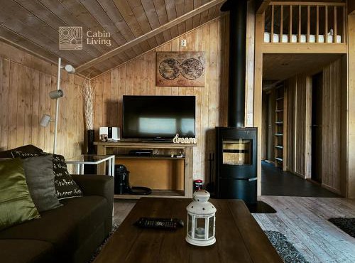 Modern sports cabin on Sjusjøen with sauna and waxing room in Ringsaker