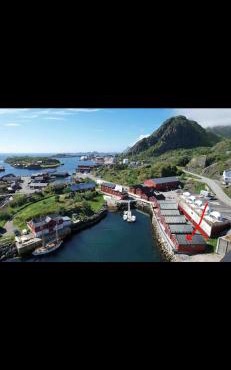 Modern waterfront rorbu with terrace and stunning sea view - free parking