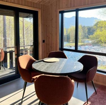 Moderne Hytte Høyt Over Storelva Ved Eikefjord
