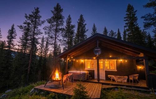 Moderne hytte, Jacuzzi, Wifi, 6 soveplasser, Bilvei helt frem