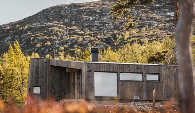 Moderne hytte, tett på naturen