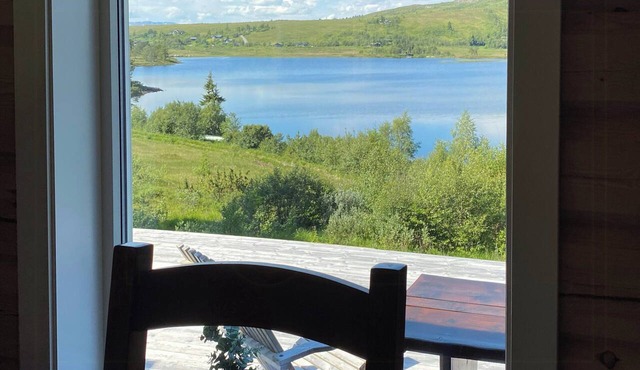 Mountain cabin by Hundsåvatnet with large veranda