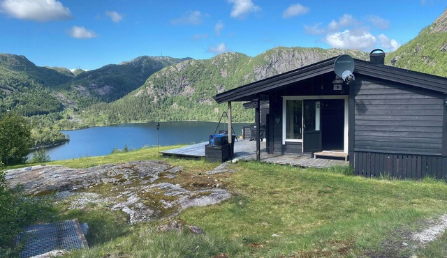 Mountain cabin with magical view and tranquil lake