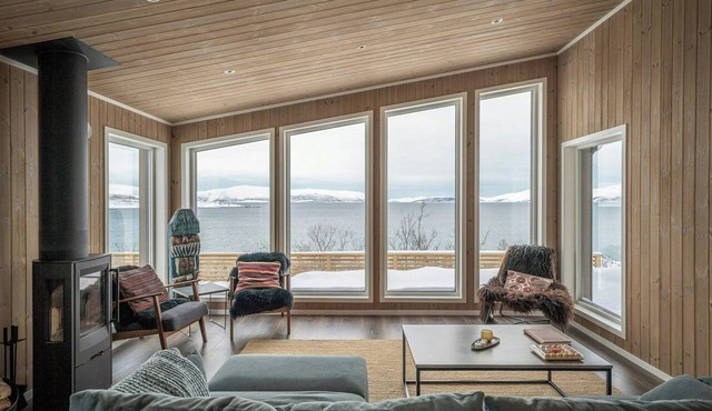 Mountains, sea and northern lights right outside in Nord-Lenangen