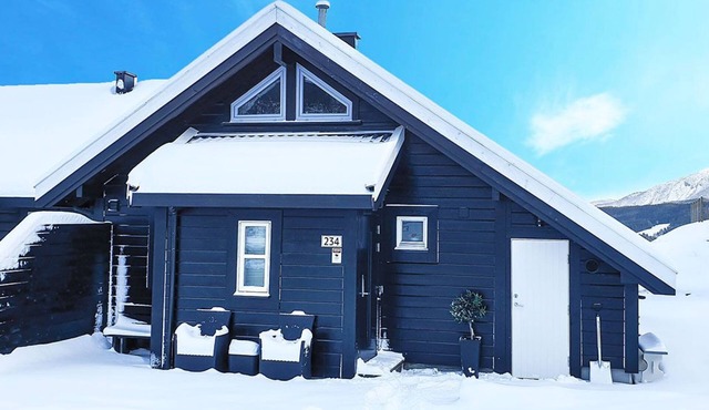 Mountainside Cottage in Voss with a great view