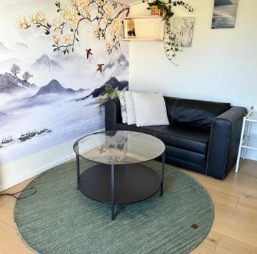 Mysig stuga i lugnt villaområde med eget badrum och kök i huvudbyggnadens källare in Kalmar