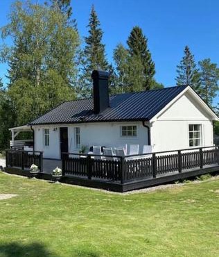 Mysigt hus nära hav och skog på härliga Alnö