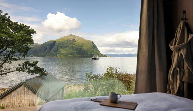New architect-designed cabin by the Hjørundfjord in Hundeidvik