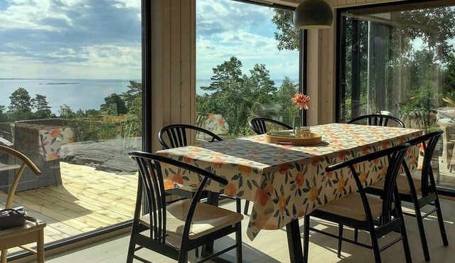 New cabin on the Sun Coast with sea views