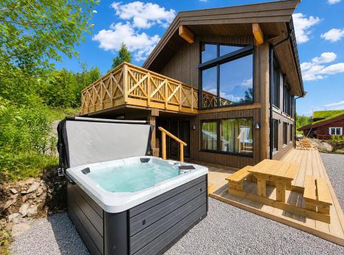 New luxury cabin in Geilo with hot tub, mountain views & ski access