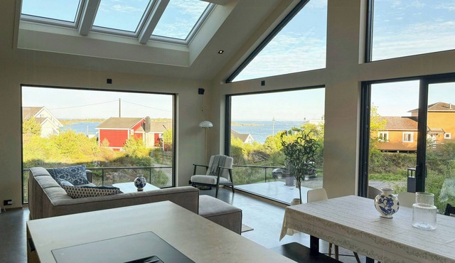 New Scandinavian cabin with sea views on Hisøy