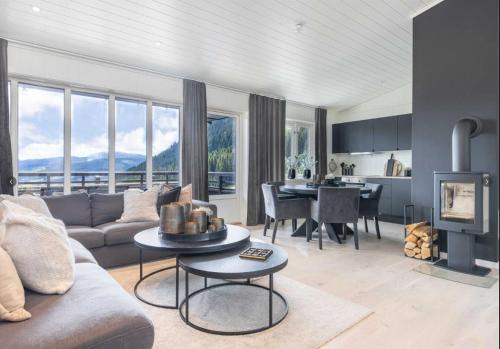 Newer apartment with beautiful view and 3 bedrooms