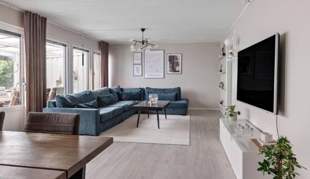 Newly renovated family home for 8 people near the beach and downtown, with AC and a patio