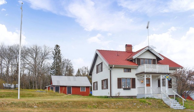 Nice home in åsenhöga with WiFi