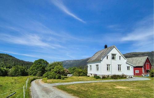 Nice Home In Eikelandsosen With Wifi