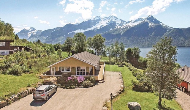 Nice home in Hundeidvik with house sea view
