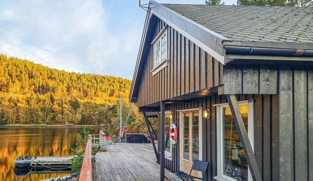Nice home in Lysøysundet with kitchen