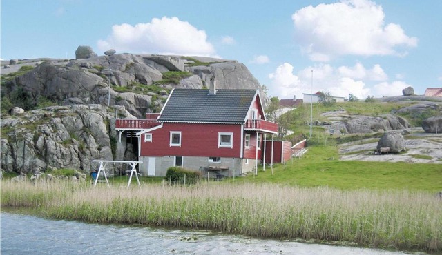 Nice Home In Sirevåg With Kitchen