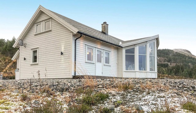 Nice home in Stadlandet with house sea view