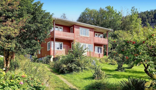 Nice home in Varaldsøy