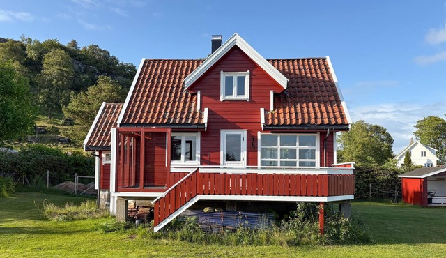 Nice home in vestre åmøy with sauna