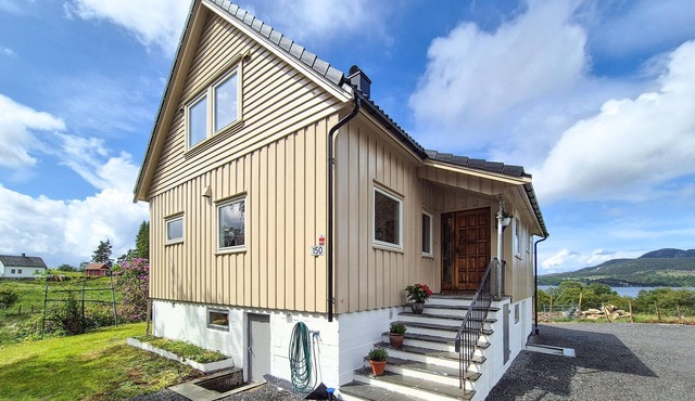 Nice home in Vikebygd with house sea view