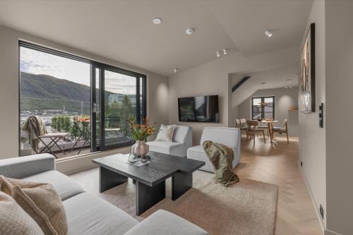 Northstay - The Loft l City Center Deluxe Apartment l Balcony, City, Ocean & Mountain Views