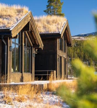 Ny og moderne hytte med sauna, jacuzzi og eget spillrom med biljard og dart Gratis elbillading og strøm inkludert i prisen