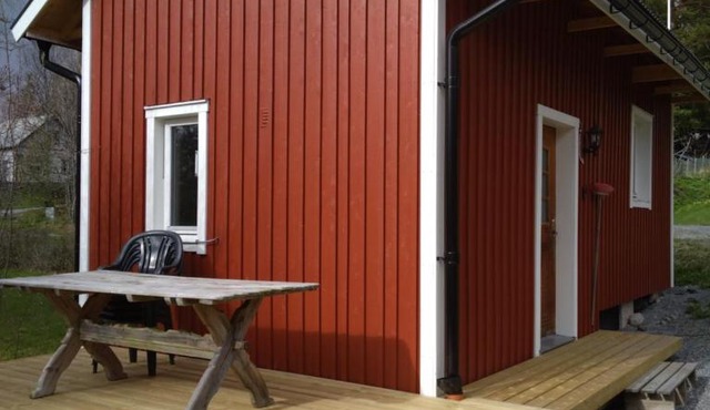 Nyrenoverad charmig gäststuga med sovloft i Järpen in Are