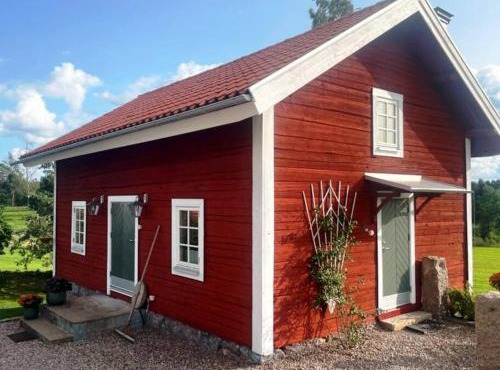 Nyrenoverad stuga nära naturen in Linkoping