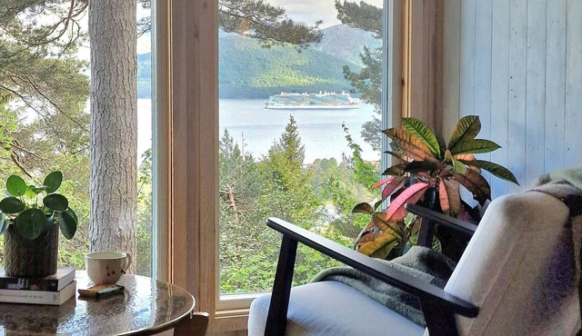 Offgrid cottage with fjord view near Emblemsanden