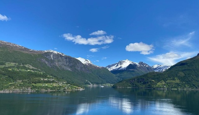 Olden Fjord Villa in Stryn