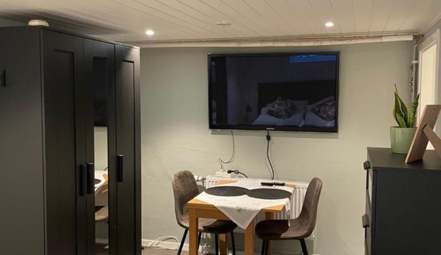 Overnight apartment with double bed, kitchenette, and shower in Väröbacka