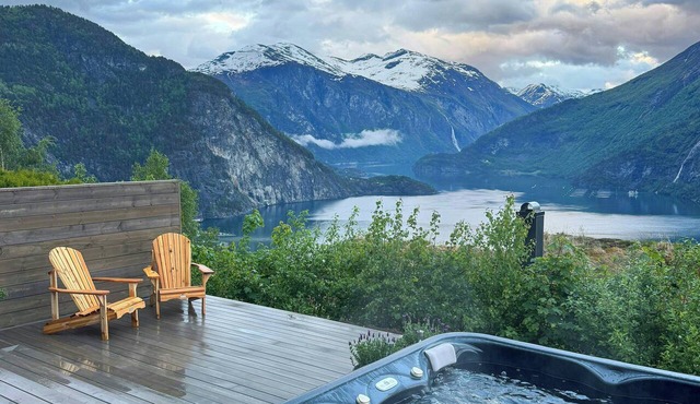 Panoramic cabin with fjord views in Valldal
