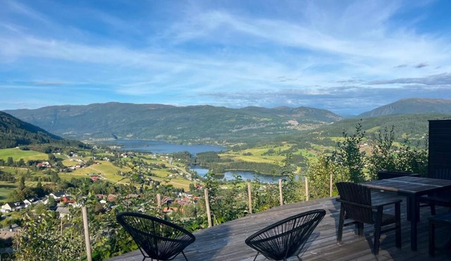 Panoramic Mountain & Lake Views - Modern Large Chalet - Free Parking in Vossevangen