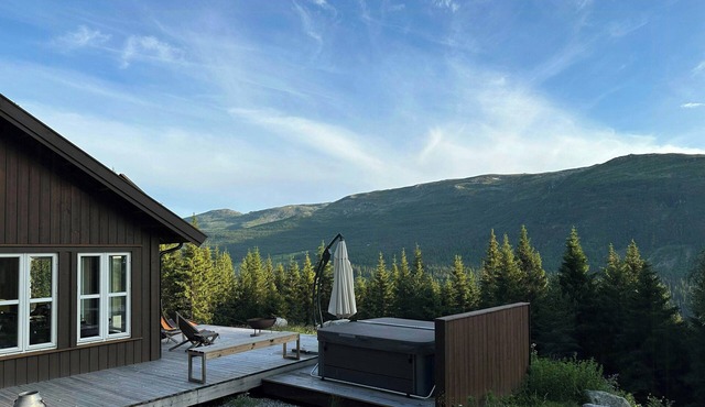 Panoramic views towards Jotunheimen with jacuzzi