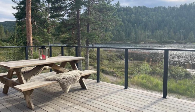 Peaceful lakefront cabin in Tjaldal