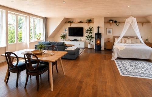Peaceful loft apartment by the pond