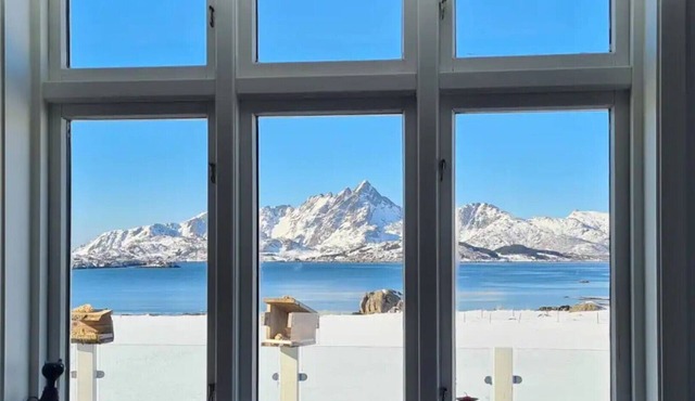 Peaceful property with spectacular sea view