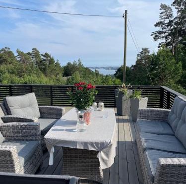 Peaceful seaside cabin with guest house - large private outdoor areas and boat available on request