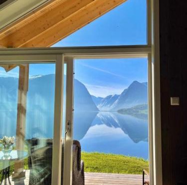 Perfect base in Jølster with stunning views of Lake Jølstravatnet