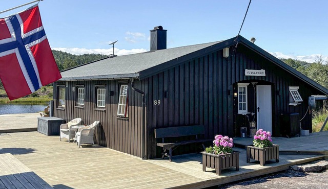 Pet friendly home in Fossdal with house a mountain view